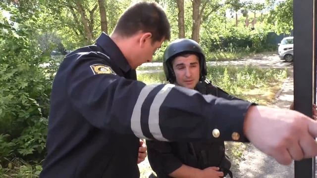 ПОДПОЛКОВНИЦА ИСПУГАЛАСЬ БОМЖА И ВЫЗВАЛА РОСГВАРДИЮ И ЖАЛОВАЛАСЬ ЧТО ЕЁ ПРЕССУЮТ смотреть онлайн