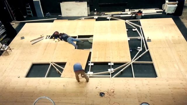 Building the Les Miserables Revolve Time Lapse смотреть онлайн