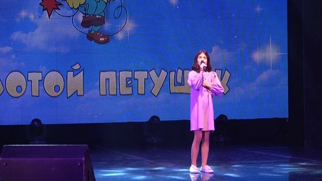 "Tomorrow" - исп. Ольга Халяпина (10 лет) смотреть онлайн