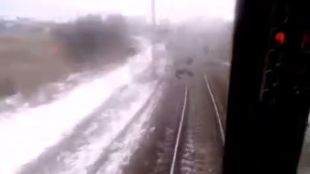 Удивительный вид из кабины электровоза ВЛ-80. Машинист с помохой такое отжигают! смотреть онлайн