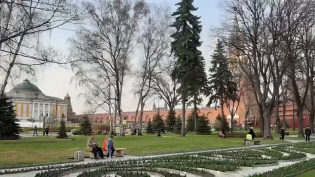 Москва. Кремль.Александровский сад в апреле. смотреть онлайн