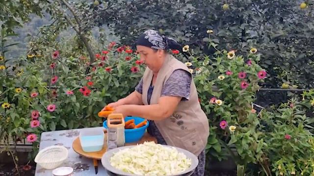 В деревне бабушка приготовила кислую капусту и кукурузу в початках Азербайджанская Кухня смотреть онлайн