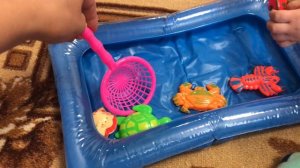 Малыш Саша играет с мамой в аквариум