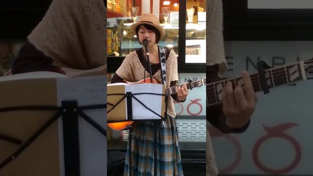 Japanese song performed by Hitomi and her guitar смотреть онлайн