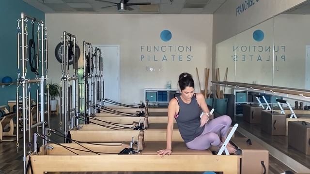 Reformer Workout ~ Beginner/Intermediate Pilates Flow смотреть онлайн
