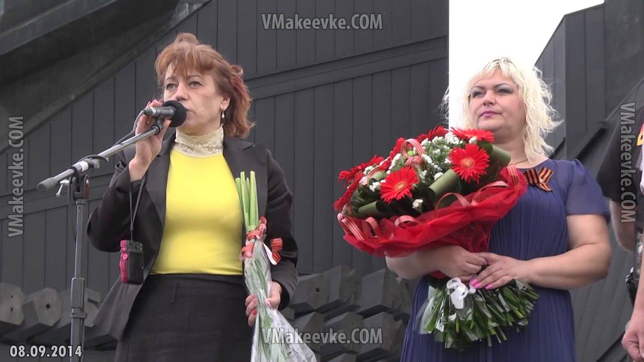 Возложение цветов к подножию монумента освободителям Донбасса смотреть онлайн