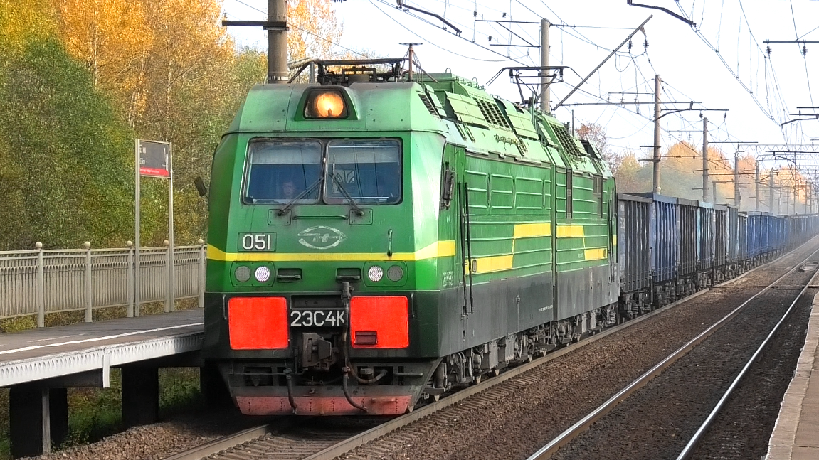 Всё ещё зелёный 2ЭС4К-051 "Дончак" с грузовым поездом следует через о.п. 63 км