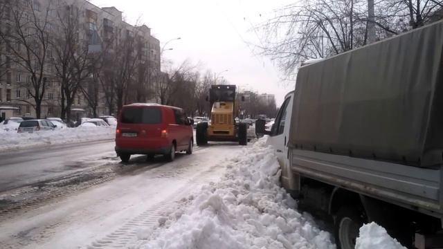 Грейдер вместе со снегом загребает машины смотреть онлайн