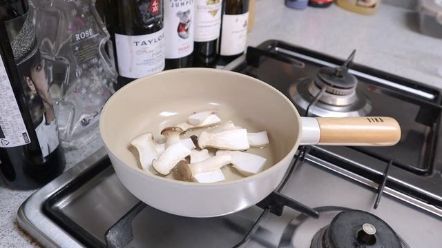 ENG ) 자취생 브이로그? 브런치 카페에서 대박 난 알감자튀김 만들어 먹고 콜라랑 우유?랑 섞어먹어보는 자취 일상 l 알감자튀김, 크림파스타, 제육볶음?, 해물누룽지탕? смотреть онлайн