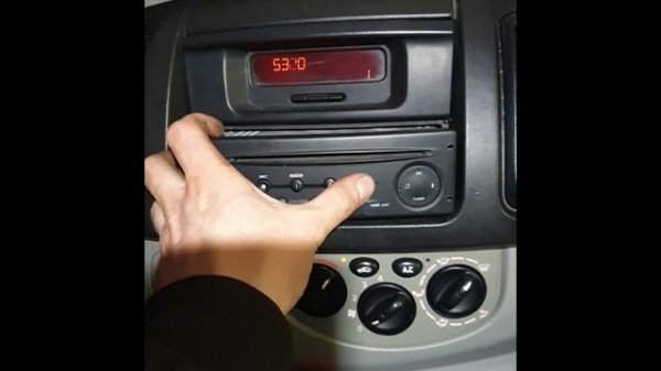 renault trafic radio code enter