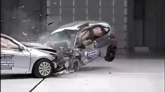 Краш тест Honda Accord vs Honda Fit 2009 (IIHS) смотреть онлайн