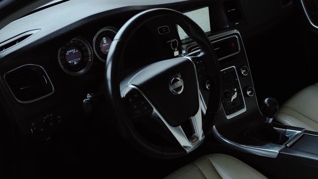VOLVO S60 II D4 MOMENTUM