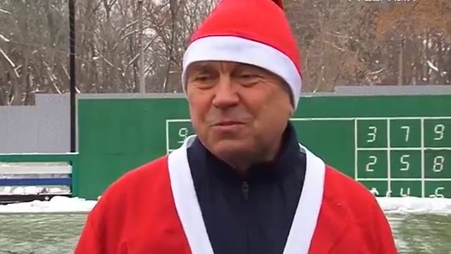 Деды Морозы сыграли в новогодний футбол с детьми на базе ФК “Крылья Советов” смотреть онлайн