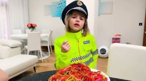 Катя играет с Максом и папой