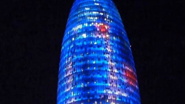 Torre Agbar - the 38 story office tower in Barcelona смотреть онлайн