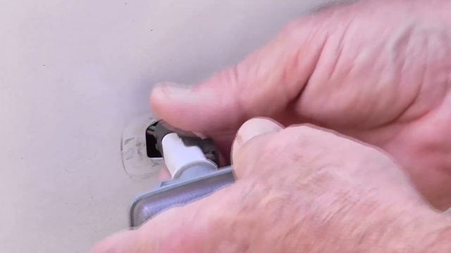 Как заменить лампочку повторителя поворота на Пежо Эксперт смотреть онлайн