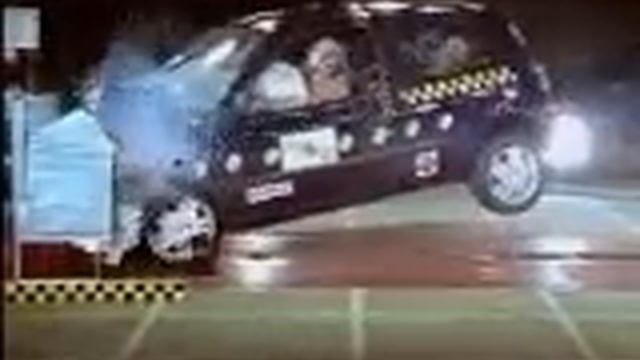 Crash Test 2000-2001 Renault Clio смотреть онлайн