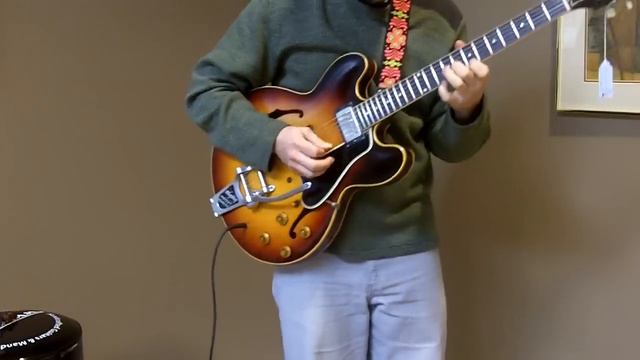 Gibson ES 335 смотреть онлайн