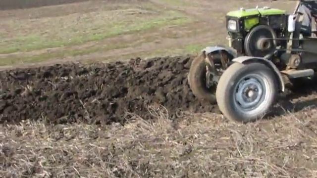 Самодельный мини трактор из мотоблока "Зубр". Пахота смотреть онлайн