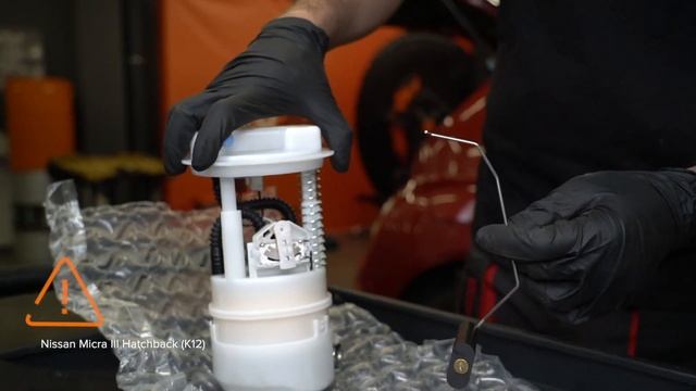 Cоmo cambiar filtro de combustible NISSAN MICRA K12 [VÍDEO TUTORIAL DE AUTODOC] смотреть онлайн