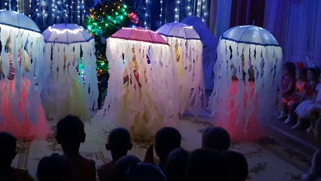 Танец " Маленькие медузы" д/с 208 Екатеринбург. смотреть онлайн