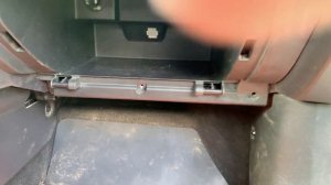 Снятие перчаточного ящика в автомобиле Nissan Tiida C13