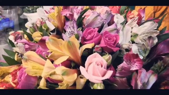 Шляпная коробка "С любовью". Кустовая роза и альстромерия в коробке. Цветы в шляпной коробке. смотреть онлайн