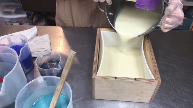 Making, Cutting, & Stamping OCEAN BLUES 100% Coconut Oil & Aloe Vera juice Cold Process Soap смотреть онлайн