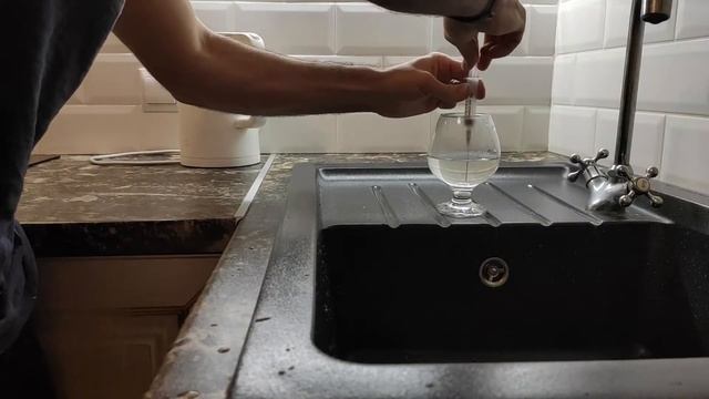 Какая вода оставляет меньше накипи в утюге? Поможет ли кипячение или фильтрация? смотреть онлайн