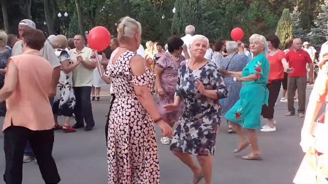 ГОРИТ КОСТЁР ЛЮБВИ! СЧАСТЛИВЫЕ МОМЕНТЫ ИЗ ПАРКА ГОРЬКОГО ХАРЬКОВ ТАНЦЫ смотреть онлайн