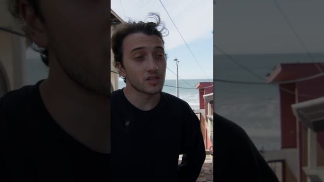 Как мигранты перелезают через пограничную стену с США на пляже в Тихуане.