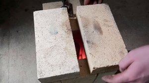 Плавим Алюминий в самодельном горне газовой горелкой.