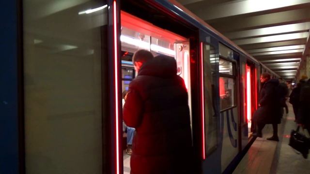 Электропоезд 81-765/766/767.4 "МОСКВА-2019" №58 на станции метро Проспект Вернадского, СЛ смотреть онлайн