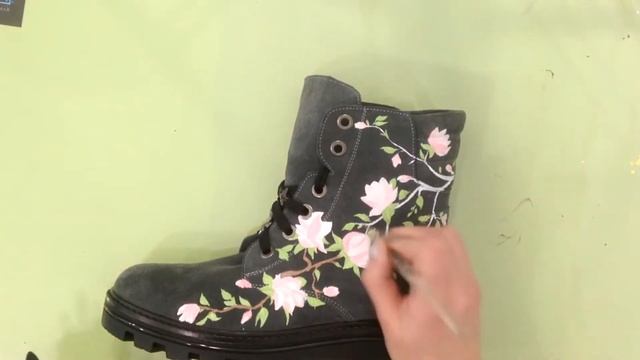 РОСПИСЬ БОТИНОК ЦВЕТОЧНЫМ УЗОРОМ | РОЗОВЫЕ ЦВЕТЫ НА СЕРЫХ БОТИНКАХ смотреть онлайн
