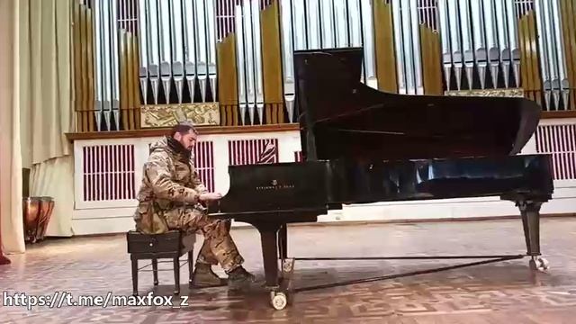 Наш артиллерист с позывным Маэстро за роялем в Донецкой филармонии. смотреть онлайн