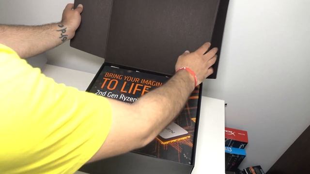 AMD Ryzen 7 2700X & Ryzen 5 2600X Press kit - Scoatere din cutie смотреть онлайн