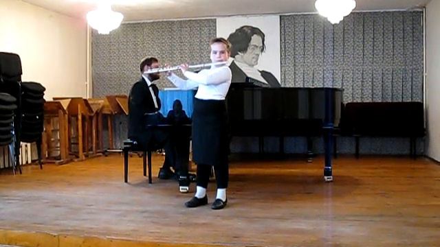 Света играет на флейте