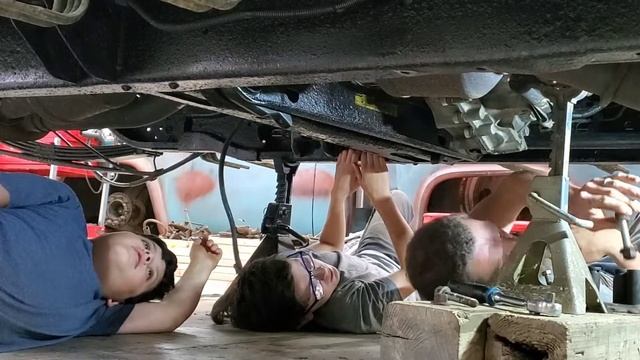 Installing Leveling Keys On A 2004 Chevy Suburban 2500 4wd & Front Shock Extenders - Install Part I смотреть онлайн