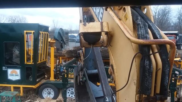 Loading logs on The Cord King 20-30 Firewood Processor смотреть онлайн