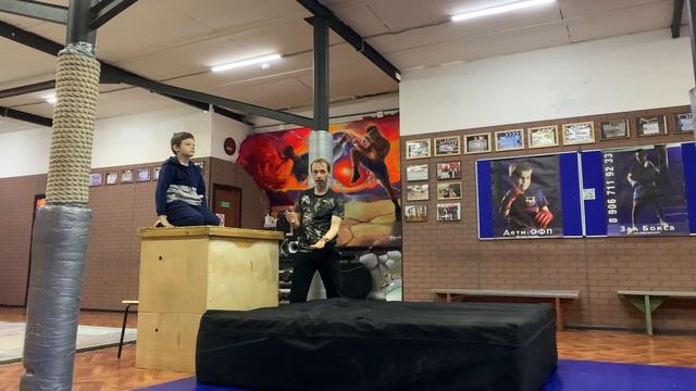 Падение на спину через голову с возвышения смотреть онлайн