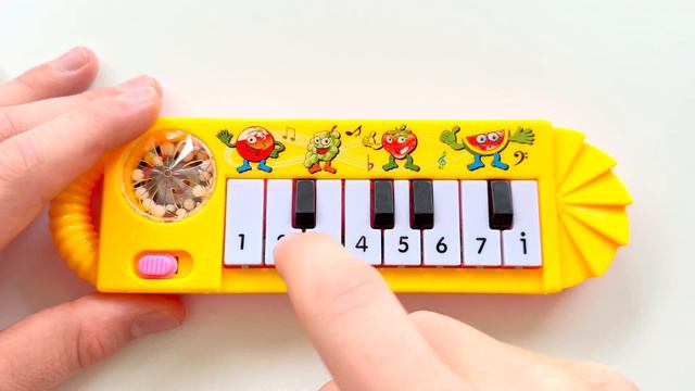 Playing Barbie Girl on the $1 piano смотреть онлайн