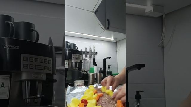 Свиная вырезка с картошкой, морковью и чери. смотреть онлайн