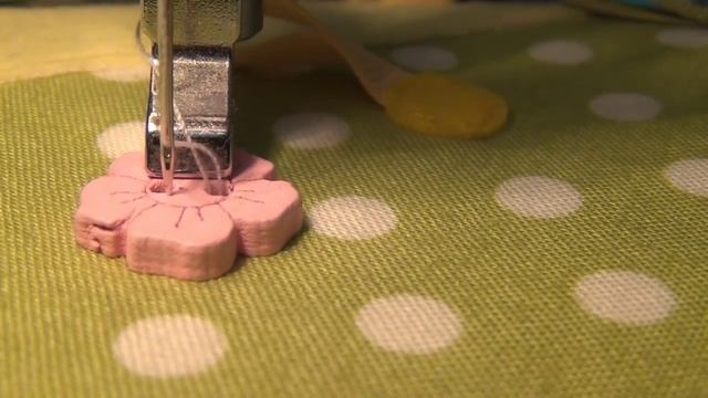 Как пришить пуговицу на швейной машинке Janome смотреть онлайн