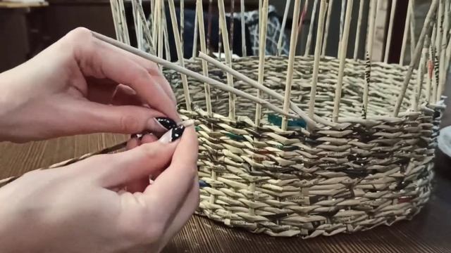 «Плетёная корзинка» - мастер – класс по плетению корзинки из газетных трубочек. смотреть онлайн