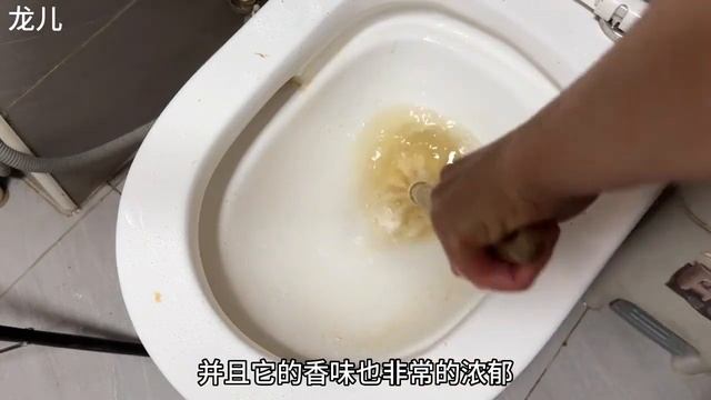 馬桶裡邊黃漬多，教你一招，不管多厚的污垢黃漬一衝就乾淨，厲害【百變小廚坊】#馬桶 #馬桶邊黃漬 смотреть онлайн