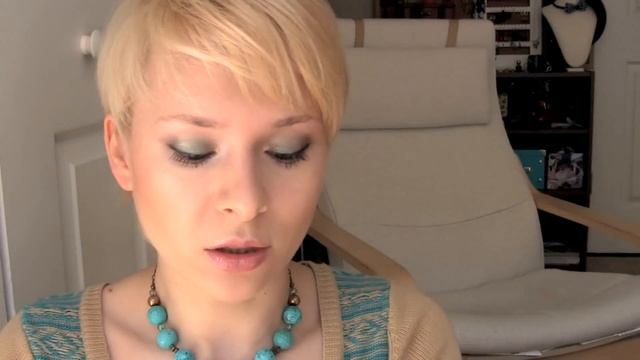 Маникюр недели с цветным акцентом и стразами + экстра