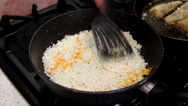 Жареная рыбка с рисово-луковым гарниром. смотреть онлайн