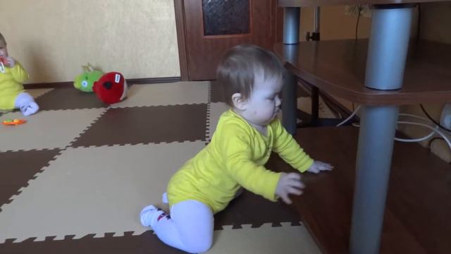 Двойняшки Яна и Аня, 8 месяцев. Яна ползает. смотреть онлайн