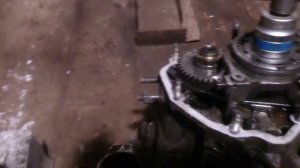 как можно застопорить валы коробки передач что бы открутить две большие гайки пятой передачи на ваз