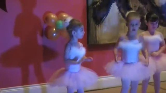 Ashlyn Savannah First Ballet Recital - Big Jungle 12-03-10 смотреть онлайн